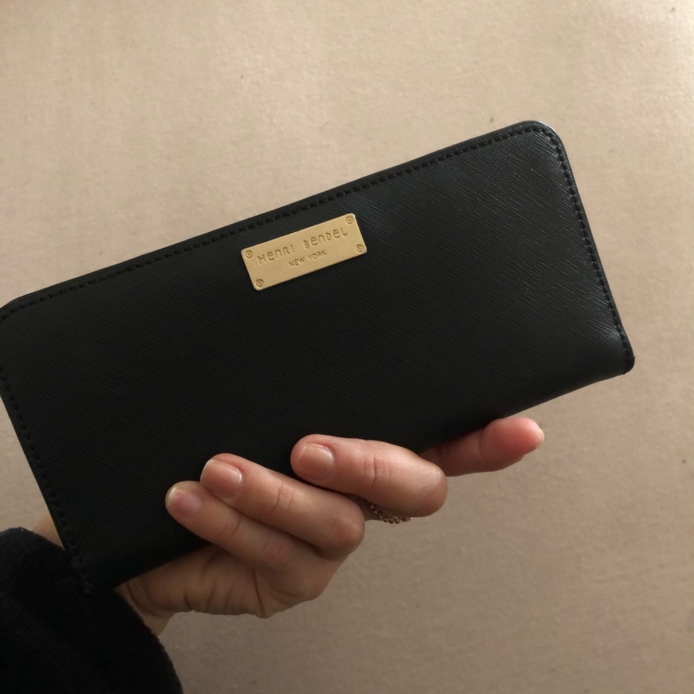Henri Bendel single snap wallet